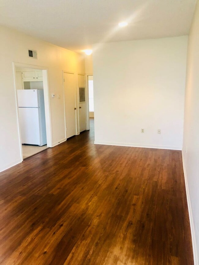 Building Photo - First-floor spacious 1-bedroom on LSU bus route Unit B15