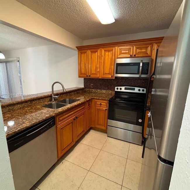 Building Photo - 1502 Lake Crystal Dr Unit A