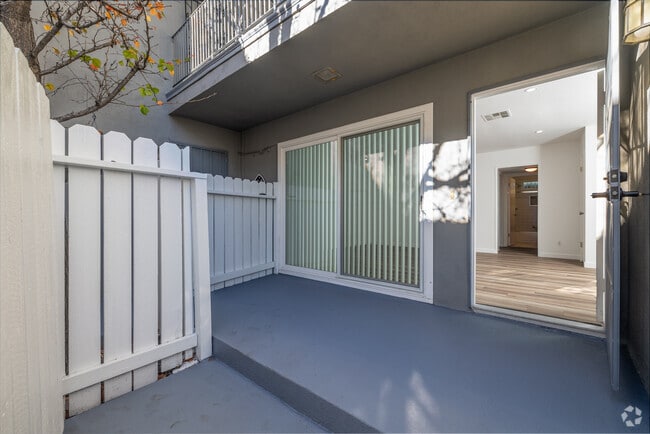 2BR, 2BA - 1,120SF - Patio - 5917 Buffalo Ave Unit 2