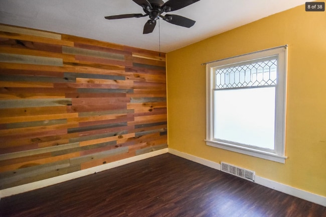 Photo - 716 Knight Ave N