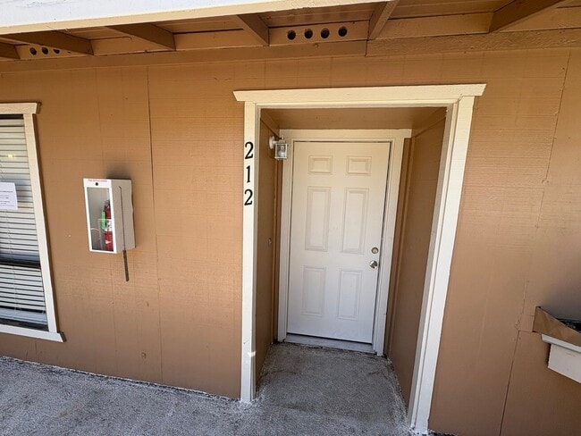 Building Photo - Upstairs Apartment Rent Ready!