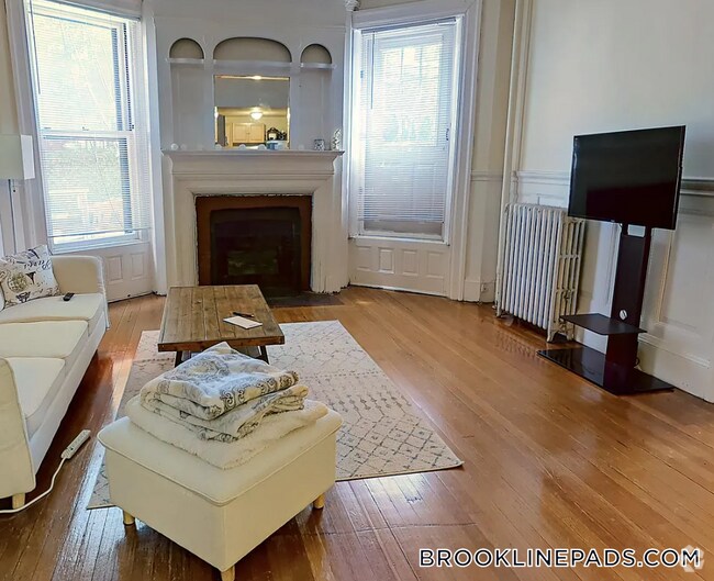 Building Photo - 1071 Beacon St Unit 8 Rental