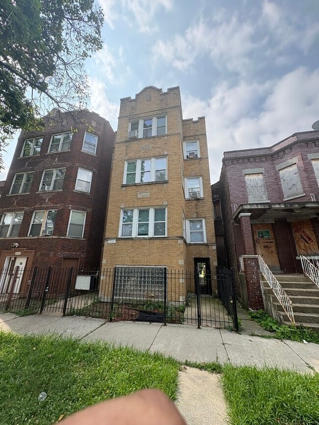 Building Photo - 4147 W Arthington St Unit 1