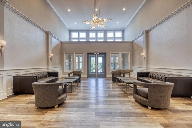 Building Photo - 1418 N Rhodes St Unit B423