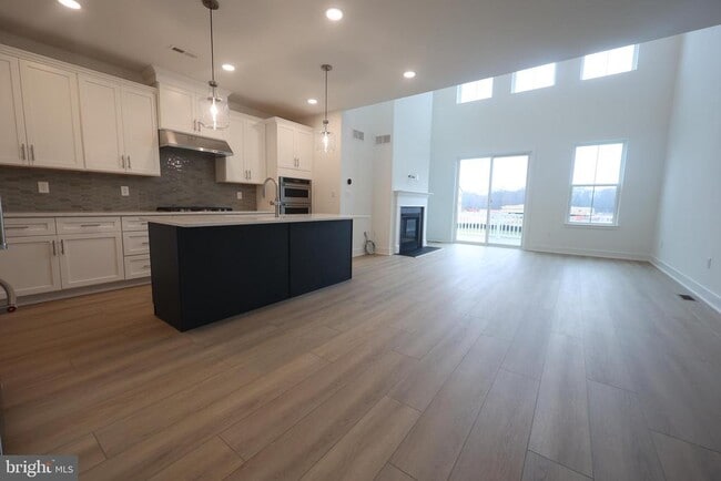 Building Photo - 4 Cherry Ln