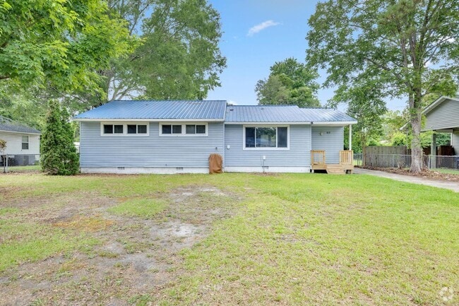 Building Photo - 3 bedroom Northwoods Home