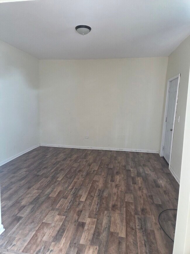 Photo - 1133 E 81st St