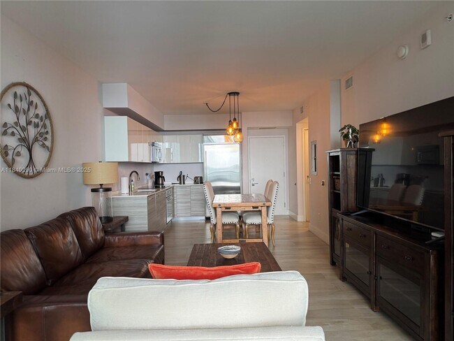 Building Photo - 1300 Brickell Bay Dr Unit 1808 Rental