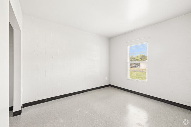 3BR, 1BA - 885SF - 2nd Bedroom