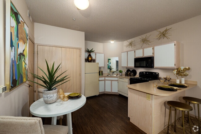 Custom Deluxe 2BD 1BA - 667 sqft