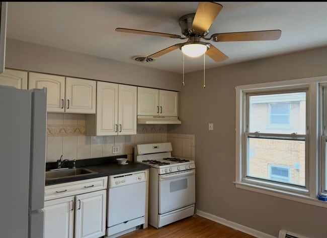 Kitchen - 1039 David Dr Unit 2E