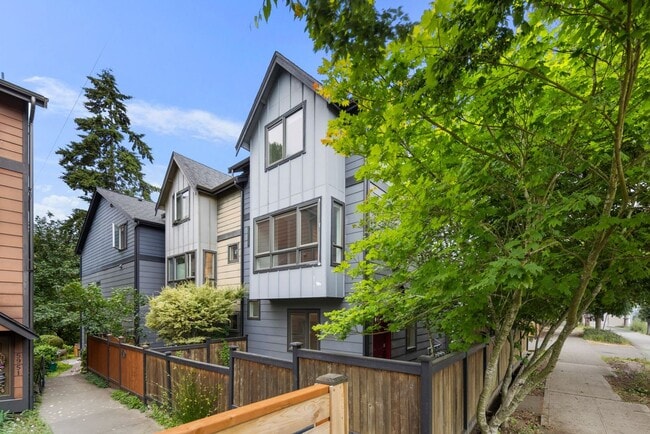 Photo - West Seattle - Large Bright 2 Bedroom 1.75 bath Delridge Townhouse
