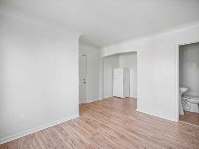 Photo - SUPER LOWER SOUTH HILL LOCATION , CLOSE TO HUCKLEBERRY MARKET Unidad 1503-5