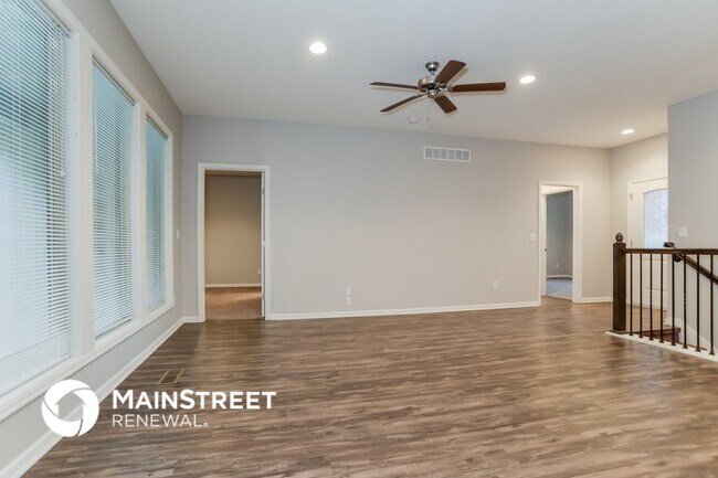 Photo - 215 NE Katie Ct