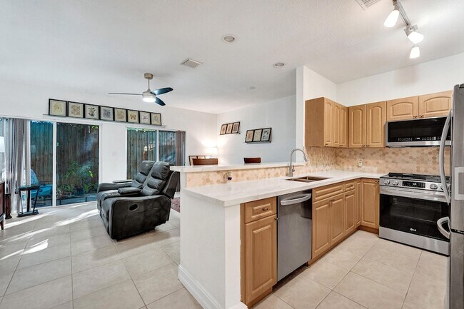 Building Photo - 1743 NE 4th Ave Unit F4