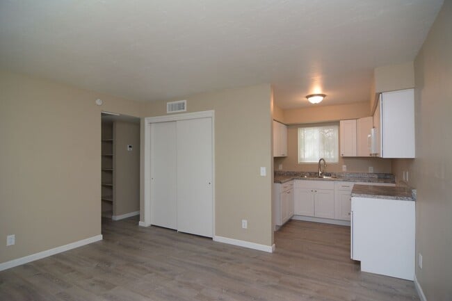 Photo - 2 Bedroom 1 Bath Apartment! Close to the U...