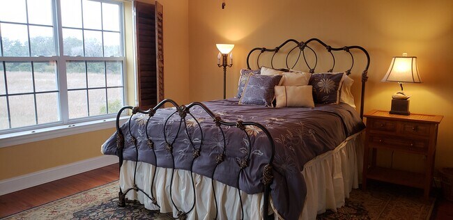 Guest Suite Queen Bedroom - 91 Screven St Unit Darien Delight