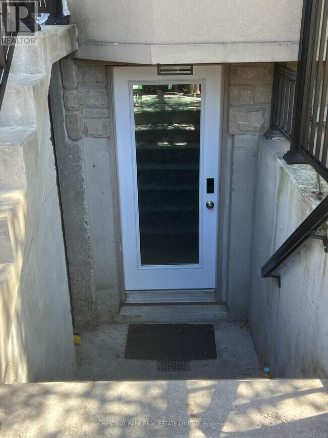 Photo - 2823 St Clair Ave E