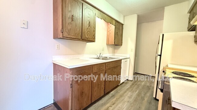 Photo - 3024-9 1/2 9 1/2 St N