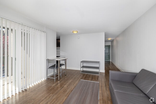 1BR, 1BA - 690SF - Living Room - Parker off Pearl