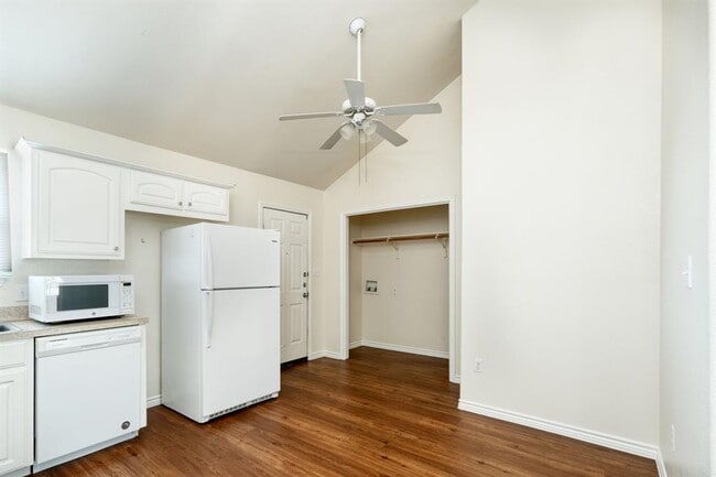 Photo - 108 Live Oak Cir