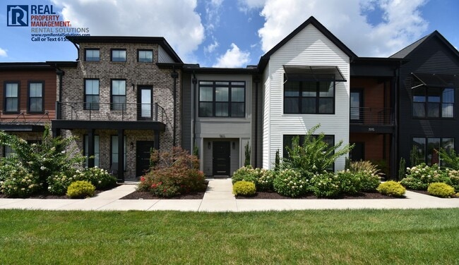 Building Photo - Gorgeous 2 Bedroom Townhome in the heart of Murfreesboro! Community pool and playground!