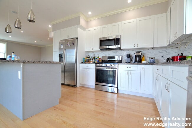 Building Photo - 164 Bigelow St Unit 2 Rental