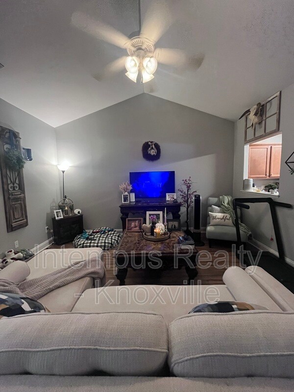 Photo - 1420 Hazelgreen Way