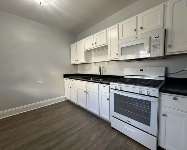 Photo - 1613 E State St