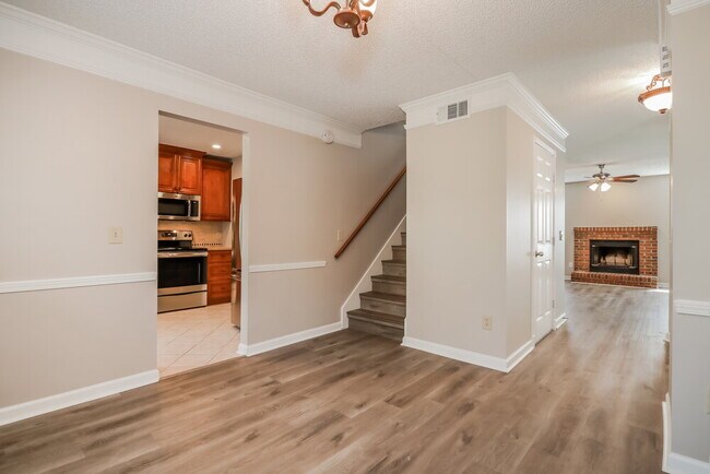 Photo - 588 Staffordshire Dr