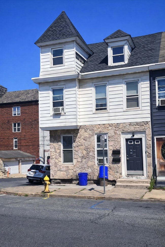 Building Photo - 1053 Lehigh St Unit 1