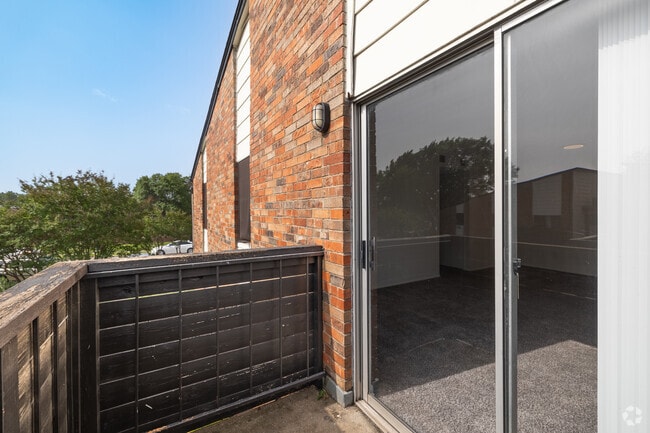 2BR, 1BA - 776SF - Balcony