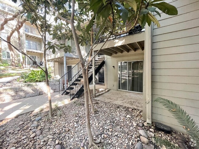 Building Photo - South Austin Condo located in Gated Commun...