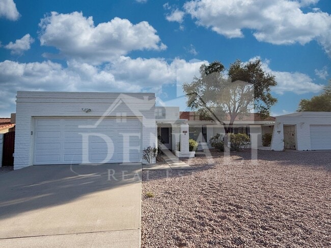 Building Photo - 15076 N Escondido Dr