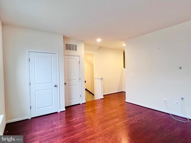 Photo - 941 Basswood Dr