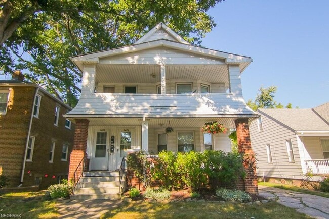Large Porch &amp; Conveniently Near Restaurants, Grocery Stores, and Highways - 2226 Lewis Dr Townhome