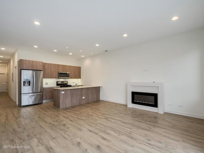 Photo - 4111 N Narragansett Ave Unit 204