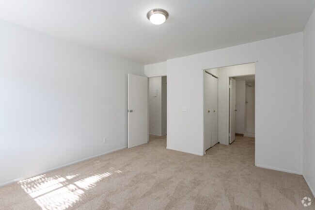 2 BR, 2 BA - 920 SF