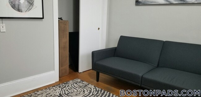 Building Photo - 463 Park Dr