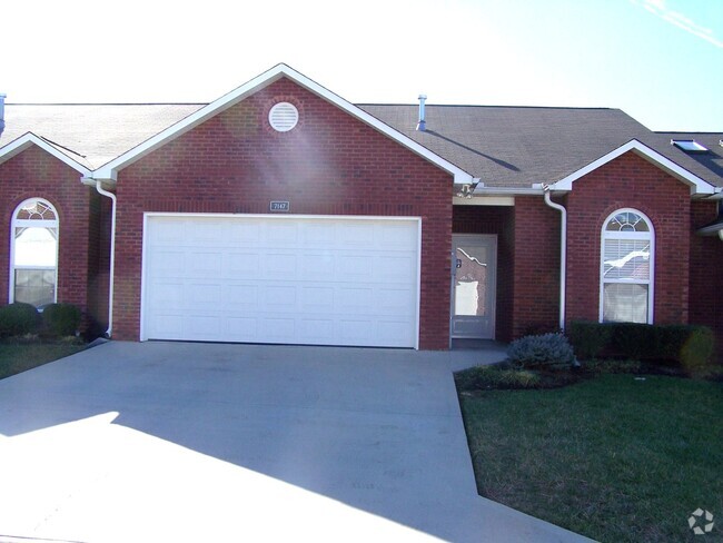 Building Photo - 2 bed, 2 bath, 2 car garage, ranch style t... Rental