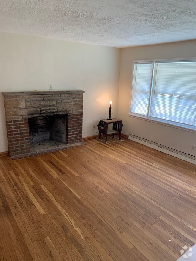 Building Photo - 2 Bedrooms & 1 Bathroom - East end of Bar... Rental