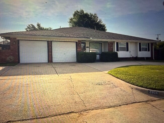 Building Photo - 2204 Edgewood Dr