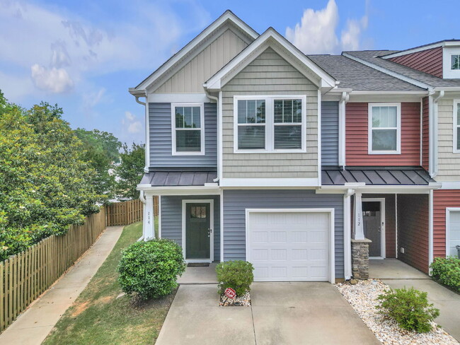 Building Photo - Stylish 3BR/2.5BA END-UNIT Townhome with Garage in Camelot Townes! $1,650/mo rent