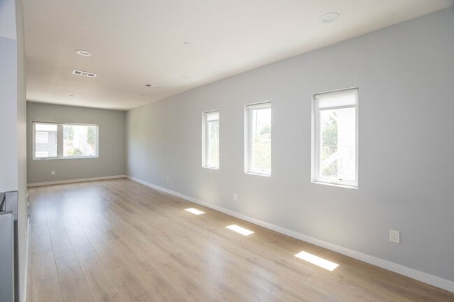 Photo - 1821 N Van Ness Ave