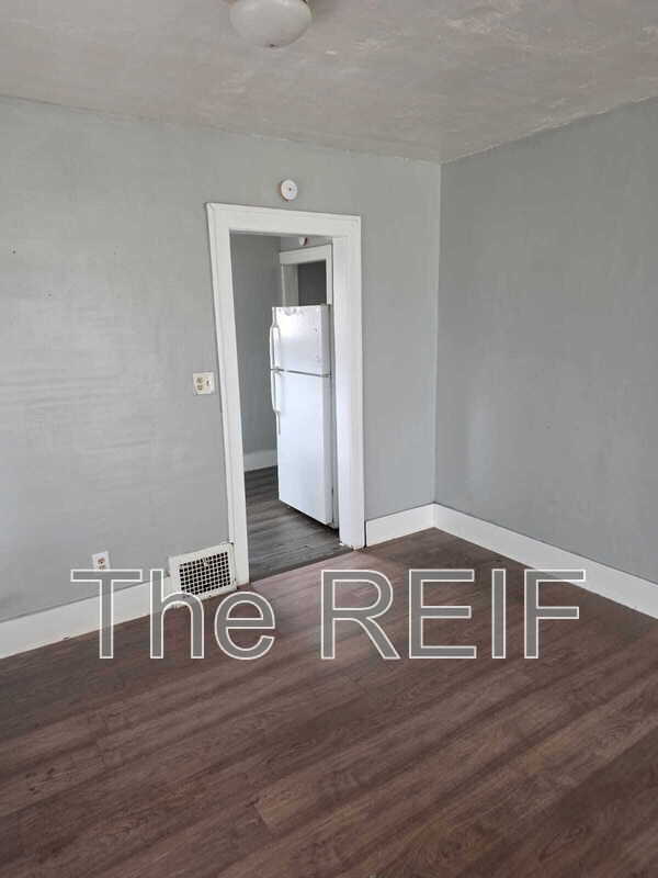 Photo - 1023 Barrie Ave