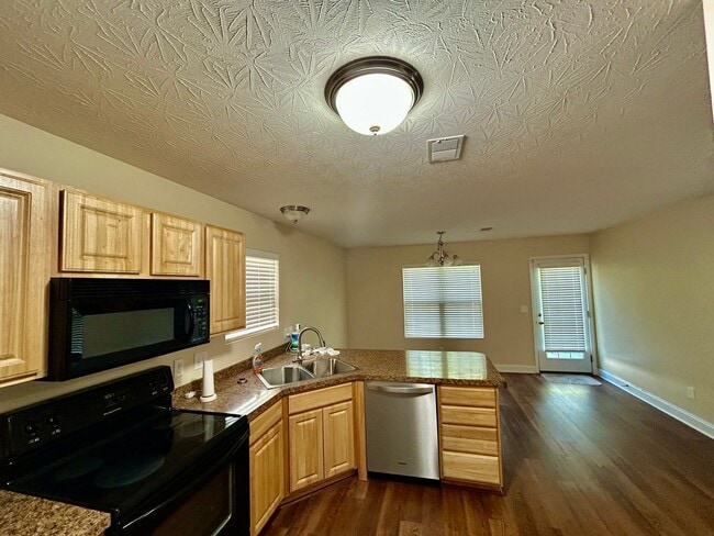 Photo - Large 4 Bed, 2.5 bath in Lexington!