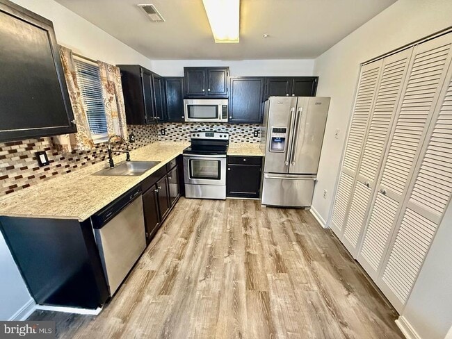 Photo - 6001 Surrey Square Ln