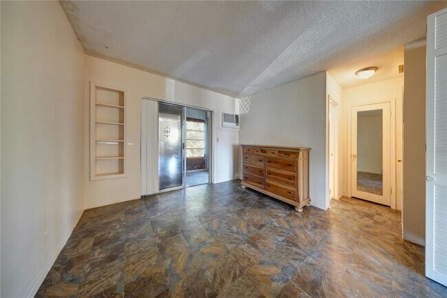 Photo - 2115 NE 42nd Ct Unidad 105N