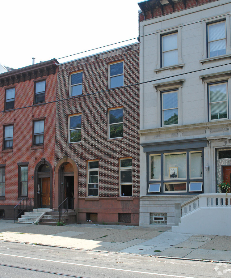 Main Photo - 1710 W Girard Ave Apartments