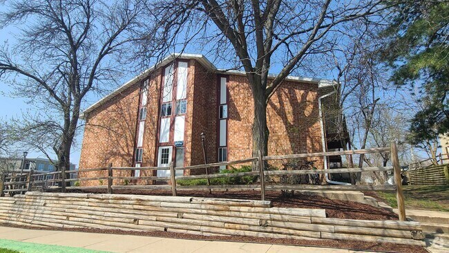 Building Photo - 501 N. Whitney Way Madison, WI Rental